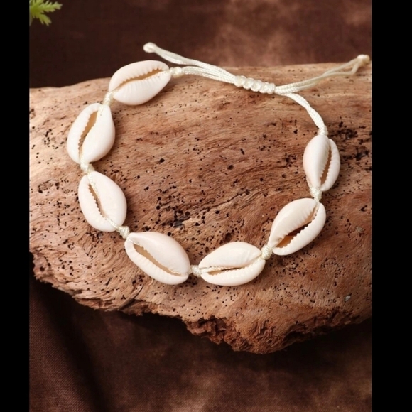 Gorgeous White Puka Shell Bracelet - Picture 1 of 4